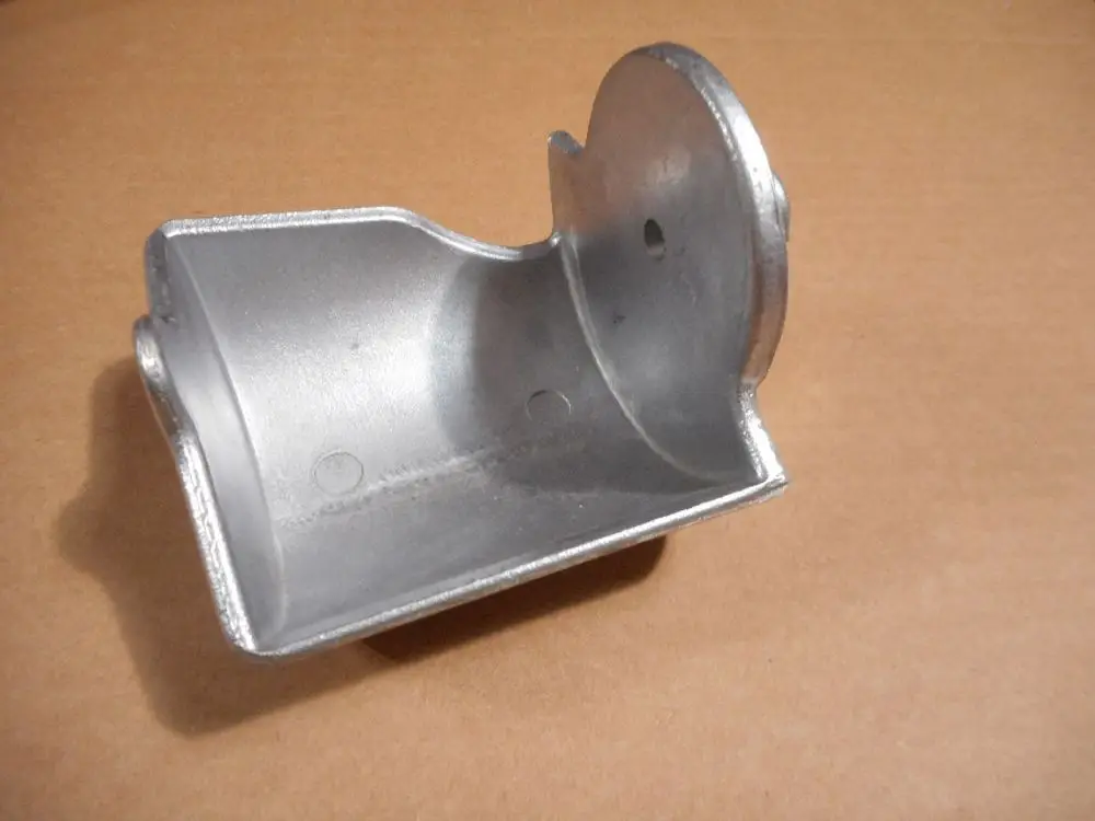 Metallstück mit gewölbtem Ende und Loch, geeignet für die Luftregulierung, erhältlich bei Remeha. Auf einer neutralen Unterlage platziert.
